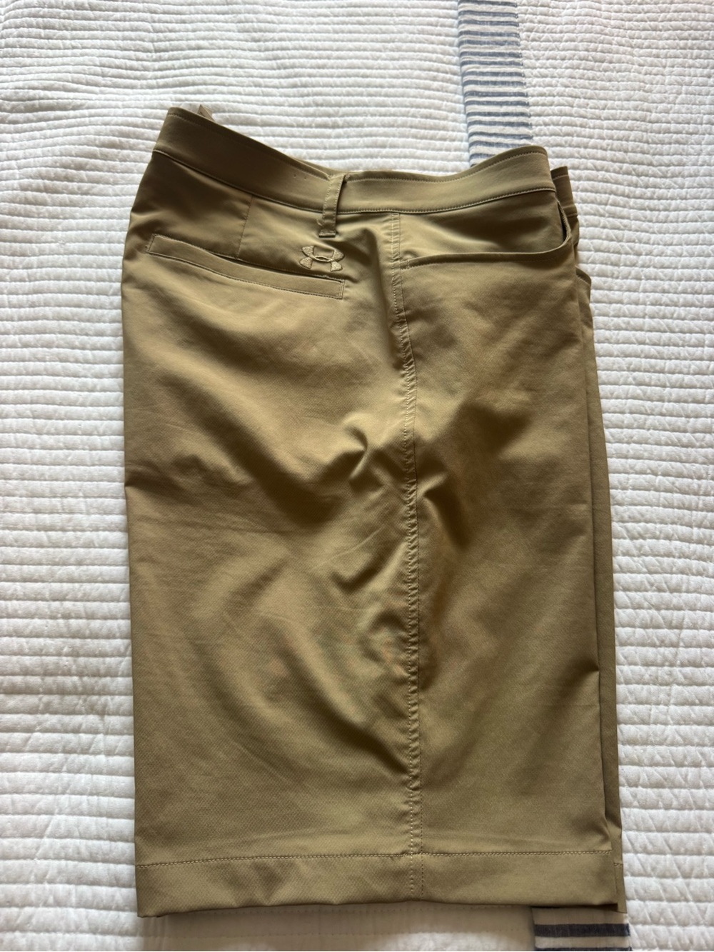 Mens Under Armour Golf Shorts. Dark Khaki. Size 34.